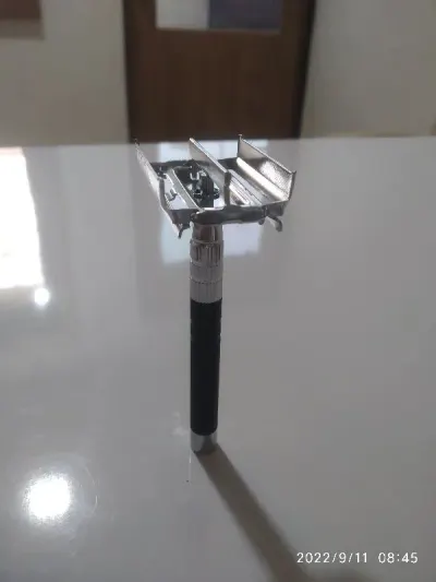 Chrome Plated Faux Horn Shaving Razor Stand by DS Cosmetic Co Ltd
