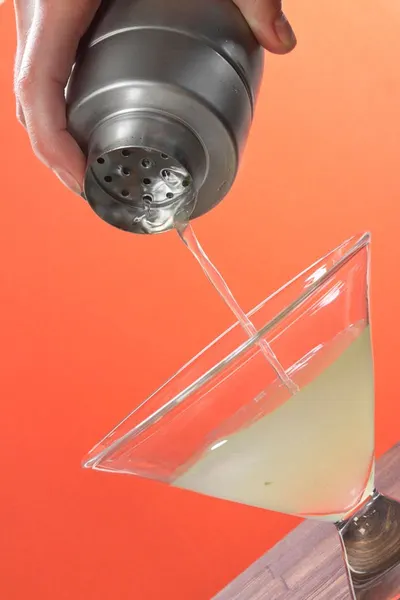 Manual clamping paint shaker