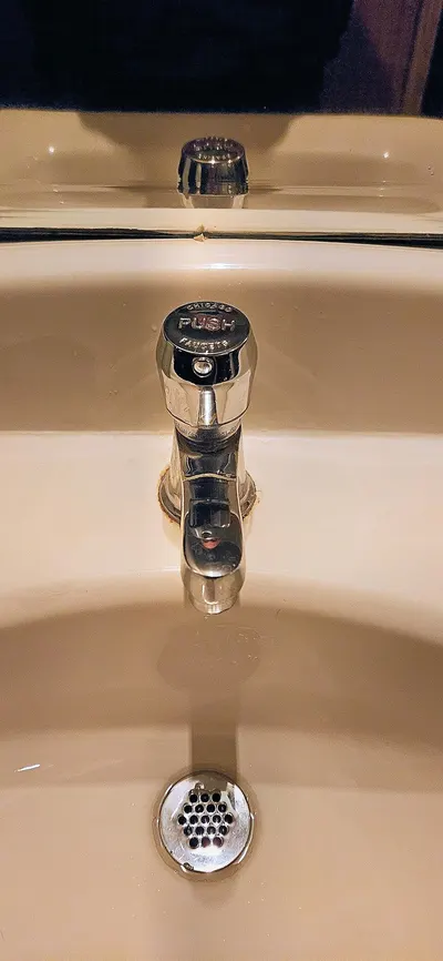 Double handle faucet