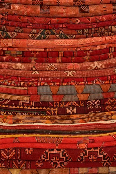 HANDTUFTED CARPET