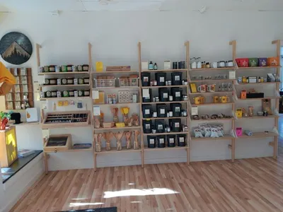 Bookcase with labber