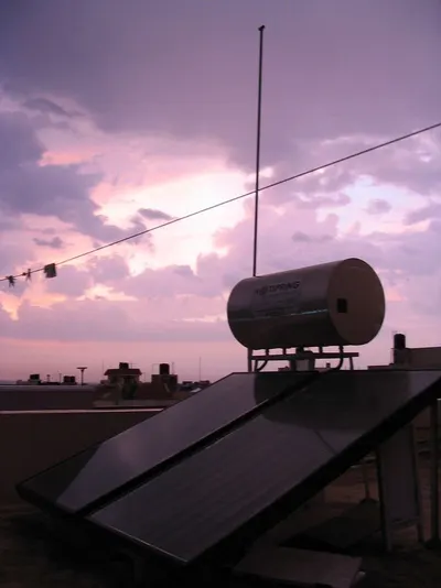 Integrative pressurized solar water heater