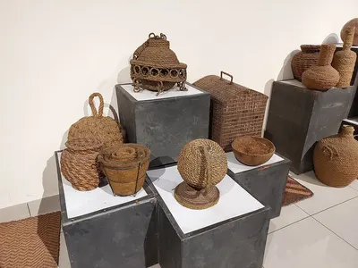 Wall basket