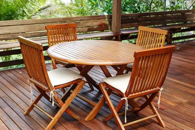 Round folding table