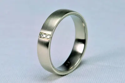 Titanium ring with 3 carved lines on one side by Acha Co., Ltd