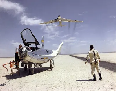 Long-range hyper sonic missile, Target range 1500 KMBy Buzzy Day Enterprises. - Image 3