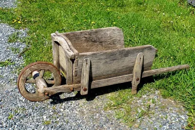 Heavy duty wheelbarrow