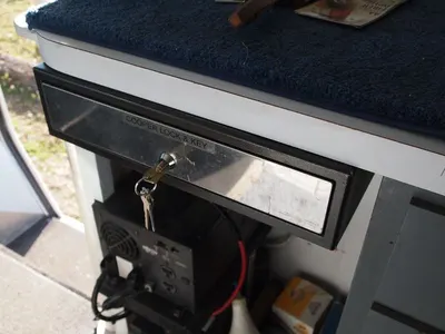 18.5" Motorized Bus Monitor