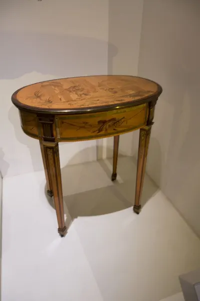 Serpentine table