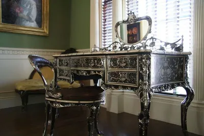 Lacquer furniture