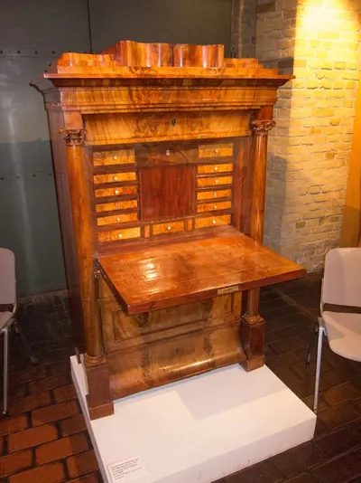 Wooden folding seating tole.