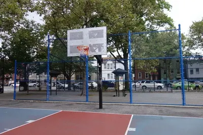 Decorates the net