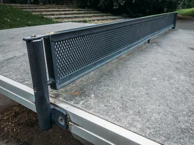 Sliding gate operator