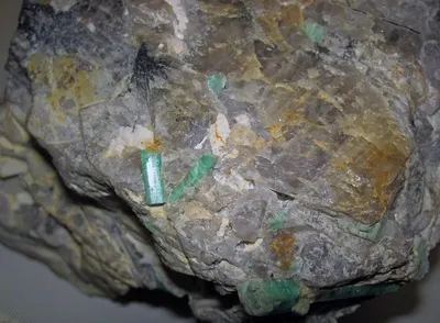 Natual Emerald Stone