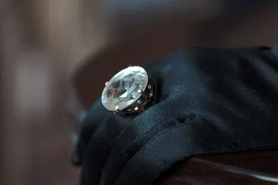 Fashion ring with cryolite