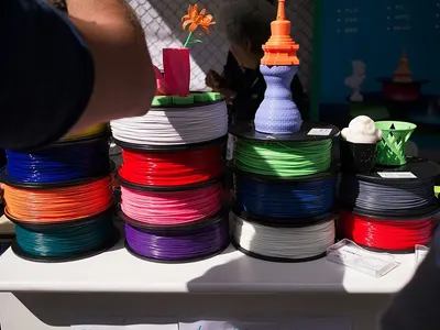 One-colour pbt filament