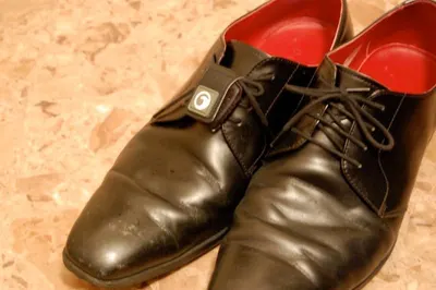 Flying shoes with automatic button