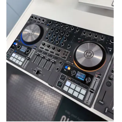 Native Instruments Traktor Kontrol S4 Mk3 DJ Controller