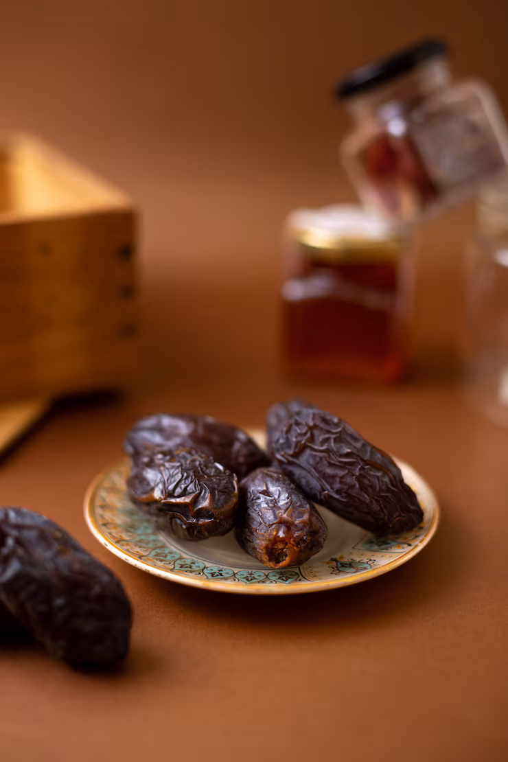 Dates & saffron & Raisin & pistachio